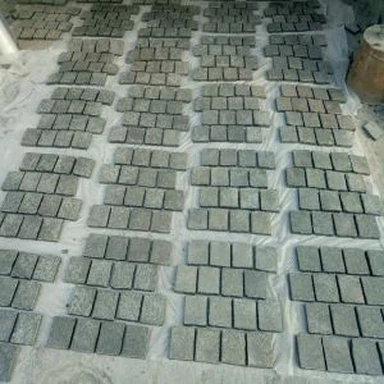 G684 Akmenimis grįstas akmenis