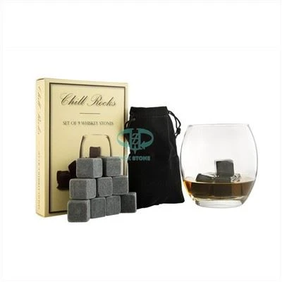 Boutique Whisky Stone dovanų dėžutėje yra 9 vnt. ir maišeliai